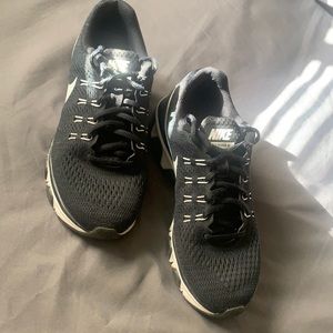 Black Nike shoes women’s 6.5